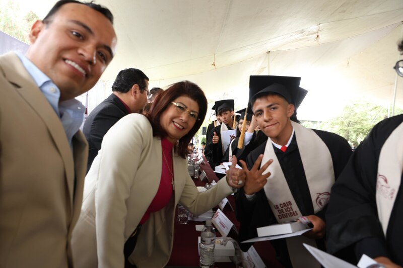 Graduación de estudiantes de la Casa de los Niños