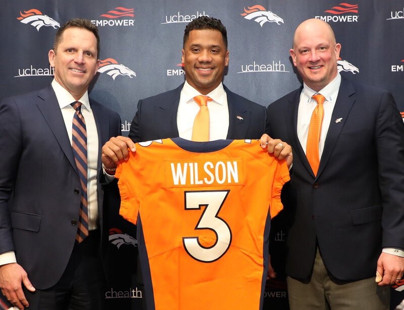 Russell Wilson es presentado como nuevo jugador de los Broncos de Denver