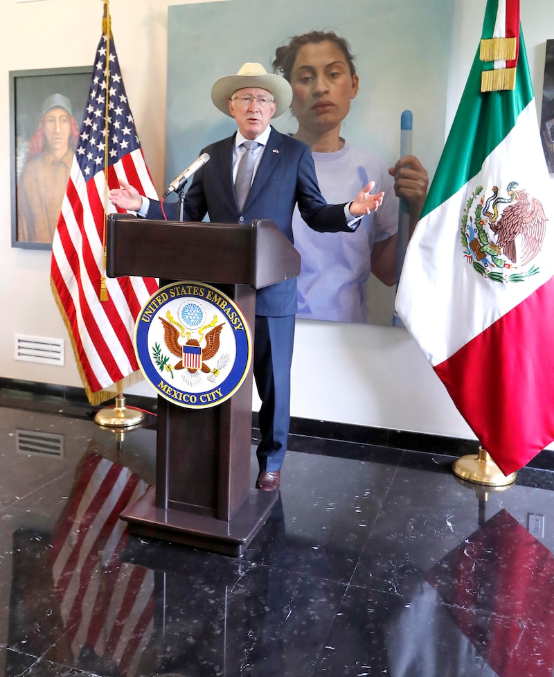 El embajador de Estados Unidos en México, Ken Salazar, pronuncia un discurso ante la prensa.