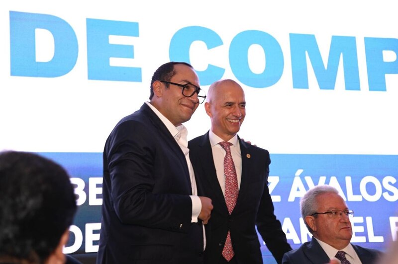 El presidente de la República, Luis Abinader, junto al ministro de Industria, Comercio y Mipymes, Víctor -Ito- Bisonó, durante un acto en Santiago.