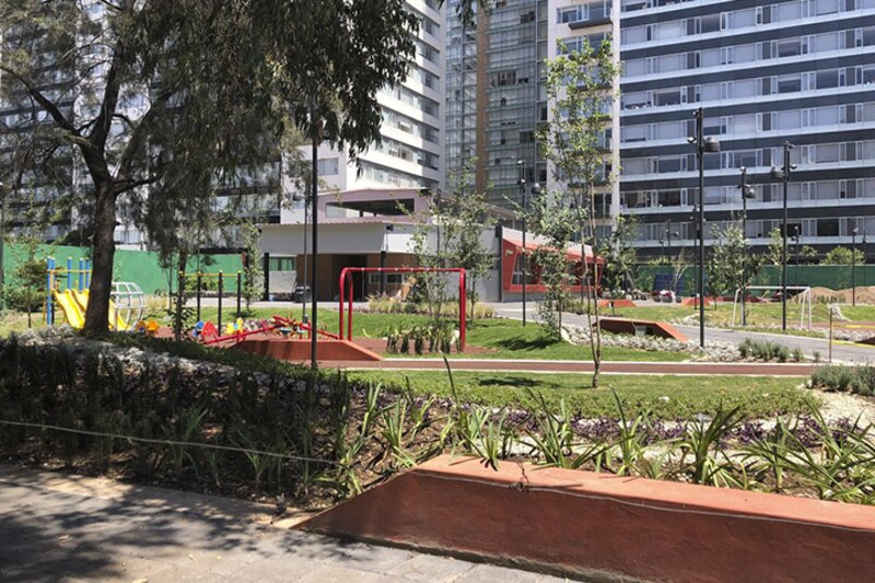 Parque infantil en una zona urbana