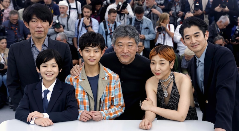 Elenco de la película japonesa "Shoplifters" en el Festival de Cine de Cannes.