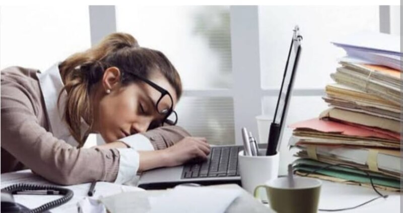Mujer dormida en su escritorio