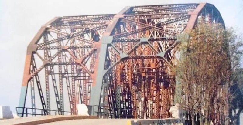 Puente de hierro oxidado