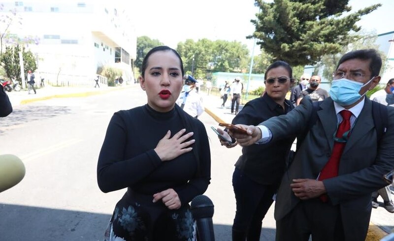 La periodista mexicana Anabel Hernández da una entrevista