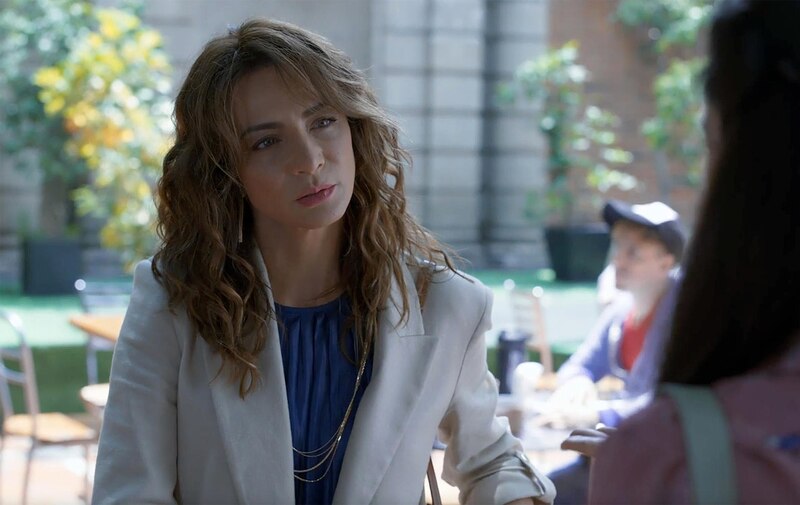 La mujer del traje blanco
