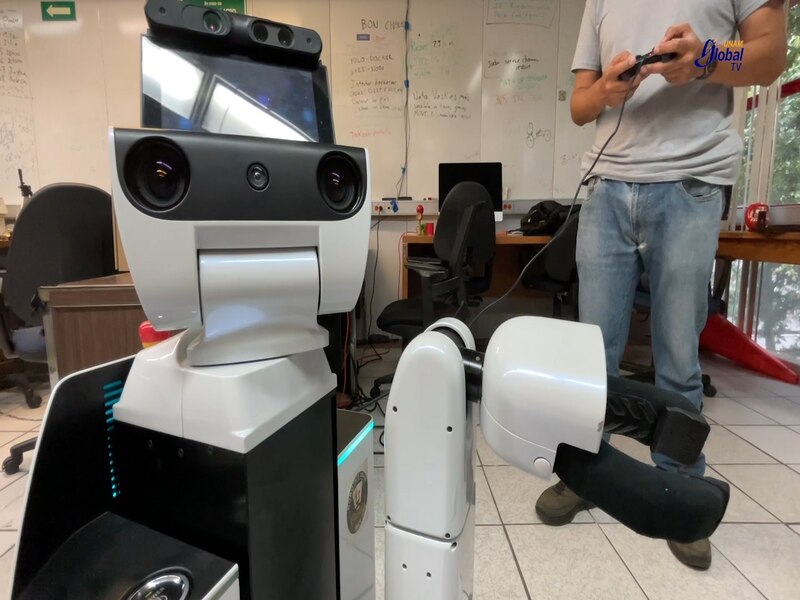 Un robot controlado remotamente con un teléfono celular