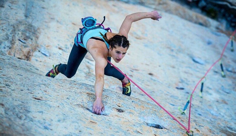 Escaladora en roca