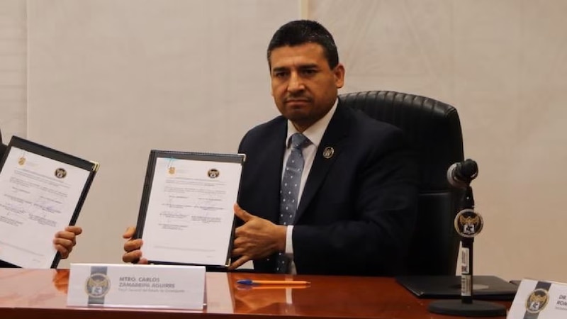 El presidente municipal de Zapopan, Pablo Lemus Navarro, firma un convenio de colaboración con la Universidad de Guadalajara.