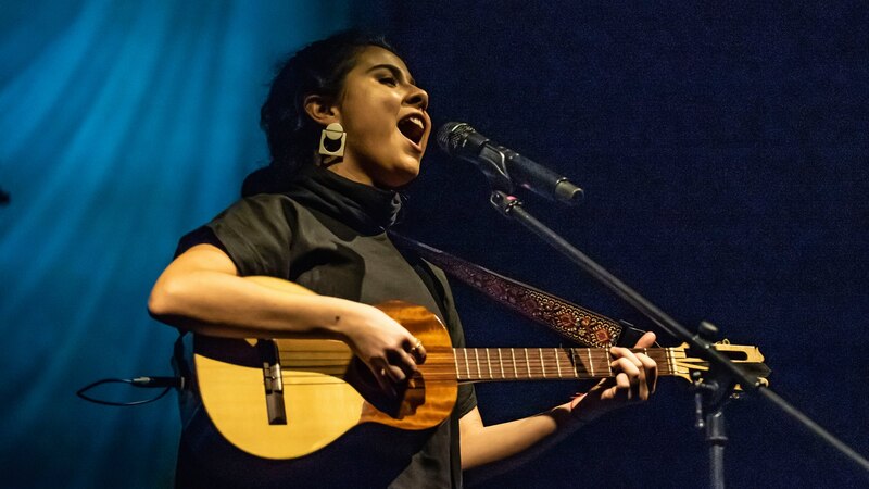 Cantante mexicana tocando la guitarra
