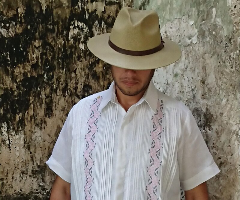 Hombre con sombrero y camisa bordada