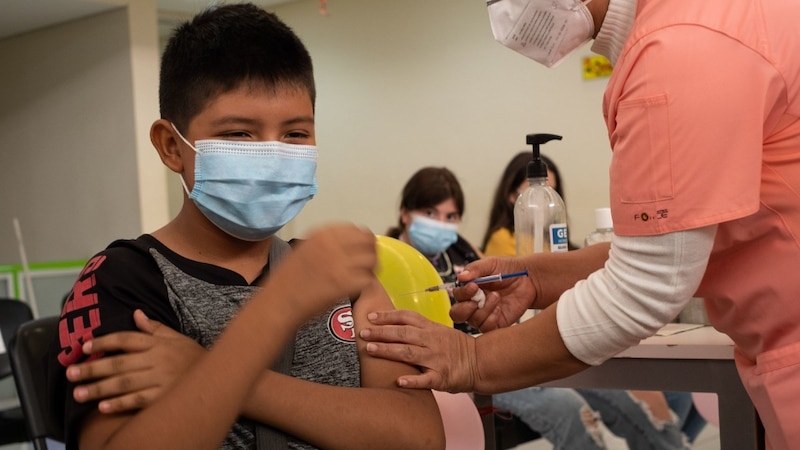 Niño recibe la vacuna contra el COVID-19