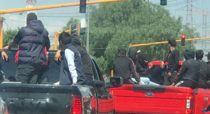 Jóvenes arriesgan sus vidas viajando en la parte trasera de una camioneta