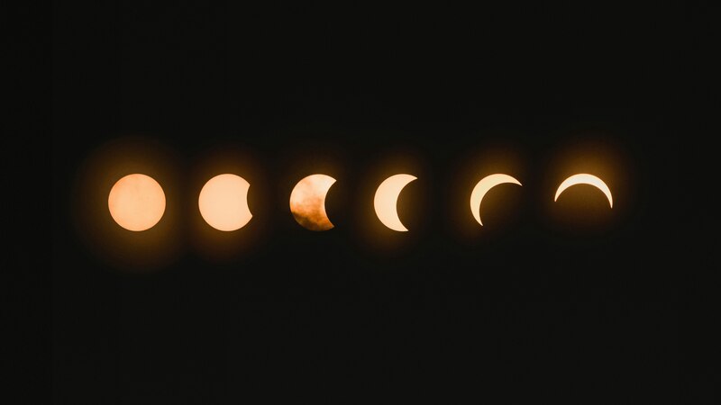 Las diferentes fases de un eclipse de sol que ocurre cuando la luna se interpone sobre el astro principal de la vía láctea y la tierra.