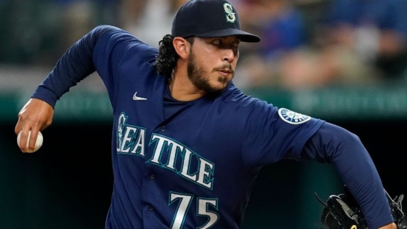 El lanzador de los Marineros de Seattle, Marco Gonzales, lanza la bola durante el partido contra los Atléticos de Oakland en el T-Mobile Park de Seattle, Washington, el 2 de mayo de 2023.