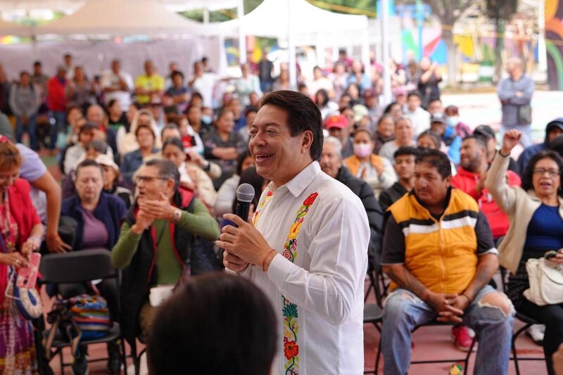 El presidente López Obrador habla ante una multitud en un evento público.