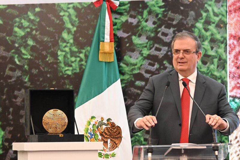 El presidente de México, Enrique Peña Nieto, pronuncia un discurso durante la ceremonia de inauguración del nuevo aeropuerto de la Ciudad de México.