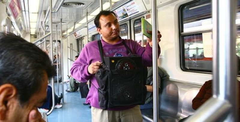Un vendedor ambulante en el metro de la Ciudad de México