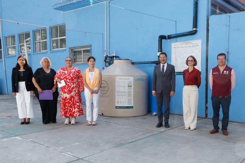 Inauguración de una planta de tratamiento de agua pluvial en una escuela