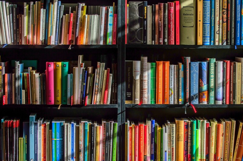 Una imagen de una estantería llena de libros.