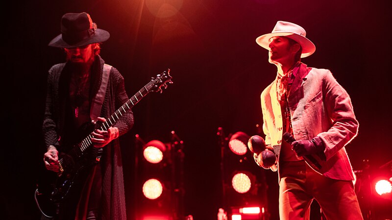 El cantante español Enrique Bunbury y el músico argentino Andrés Calamaro ofrecen un concierto en Madrid.