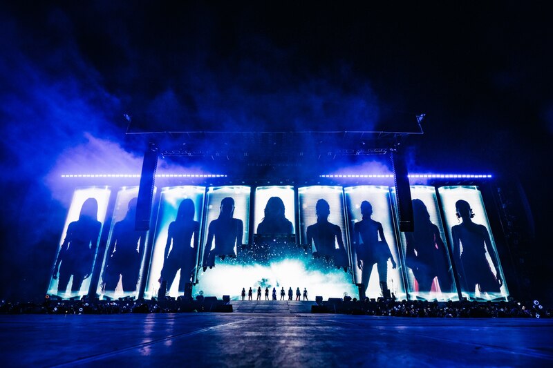 Siluetas de las integrantes de BLACKPINK en concierto