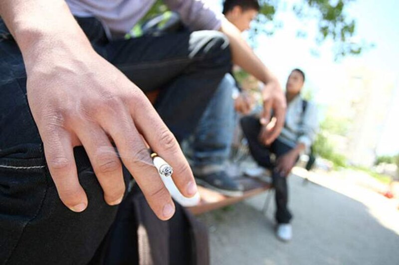 Jóvenes fumando
