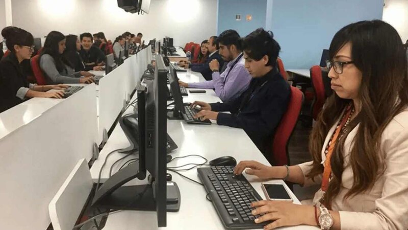 Jóvenes trabajando en un call center