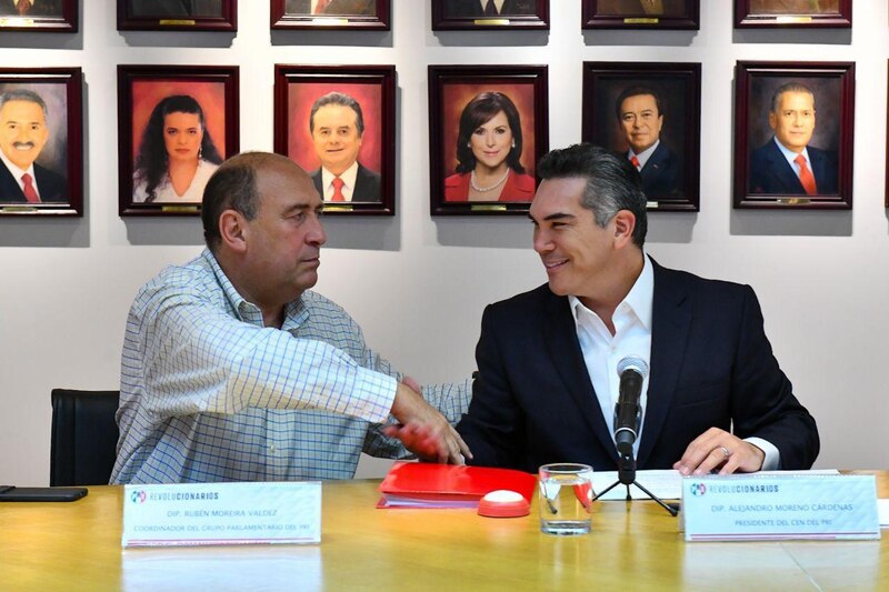 Possible title:
- Reunión de trabajo entre el diputado Rubén Moreira Valdez y el diputado Alejandro Moreno Cárdenas