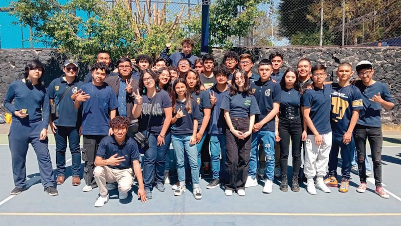 Estudiantes de secundaria posan para una foto en la cancha de baloncesto