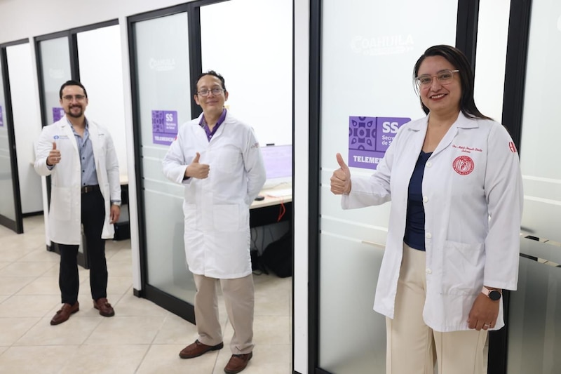 Médicos en el Centro Estatal de Telemedicina de Coahuila brindando atención virtual a pacientes en comunidades alejadas