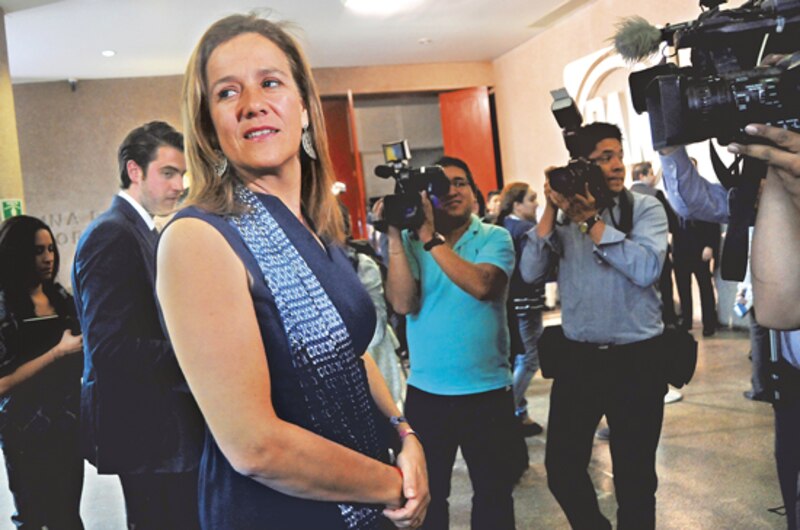 La periodista Carmen Aristegui es entrevistada por varios reporteros.