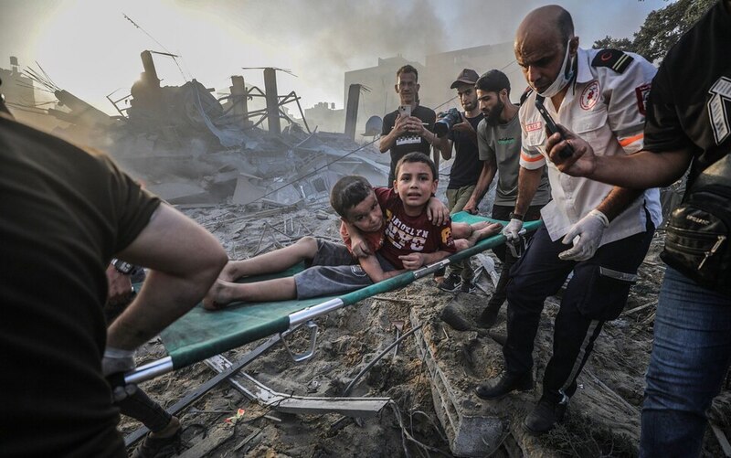 Rescatan a un niño de entre los escombros en Gaza