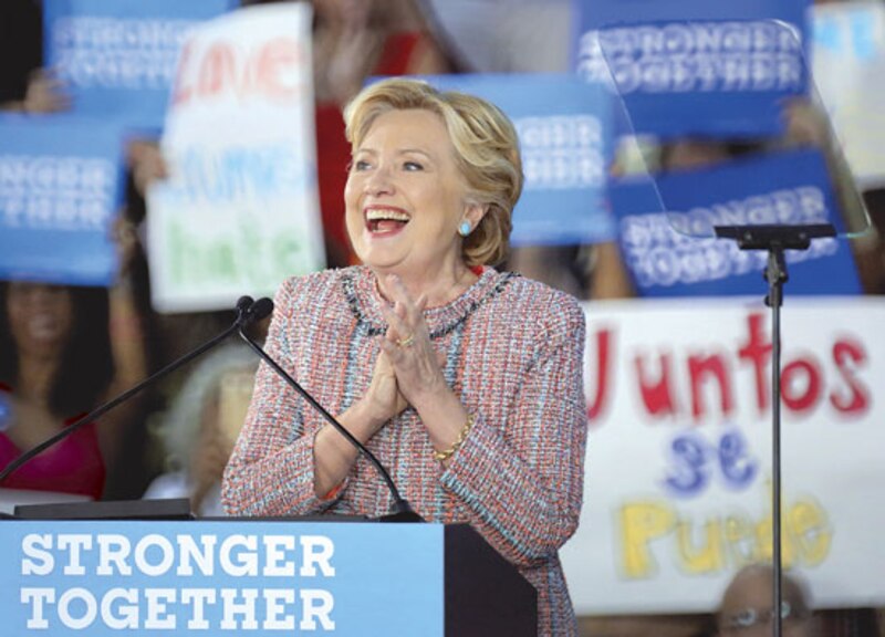 Hillary Clinton pronuncia un discurso ante una multitud