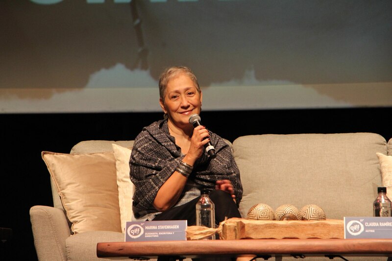 Marina Stavenhagen, una mujer indígena mexicana, da una conferencia sobre la importancia de la cultura indígena en el mundo moderno.