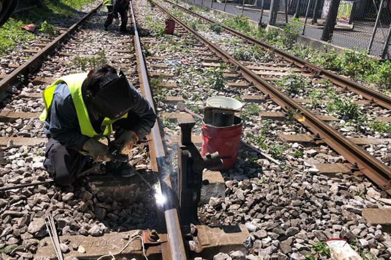 Trabajadores ferroviarios realizan tareas de mantenimiento en las vías