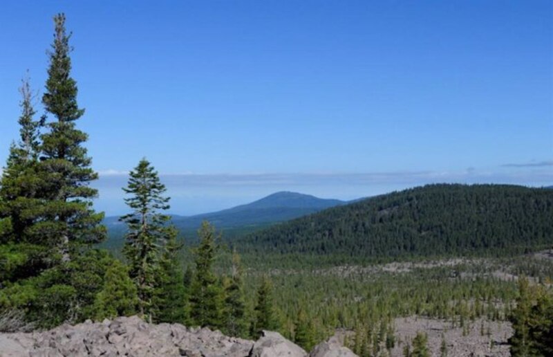 Una vista impresionante del paisaje desde la cima de una montaña