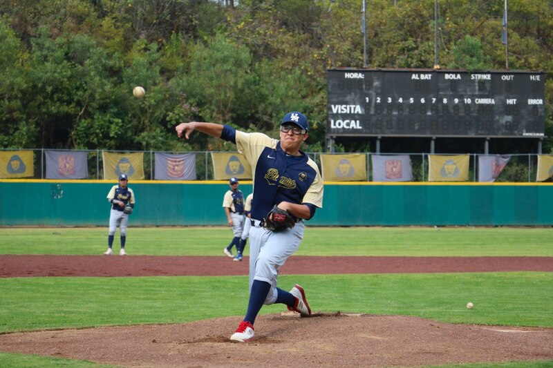Lanzador de béisbol en acción