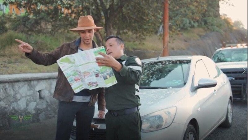 Un policía ayuda a un turista a encontrar su camino