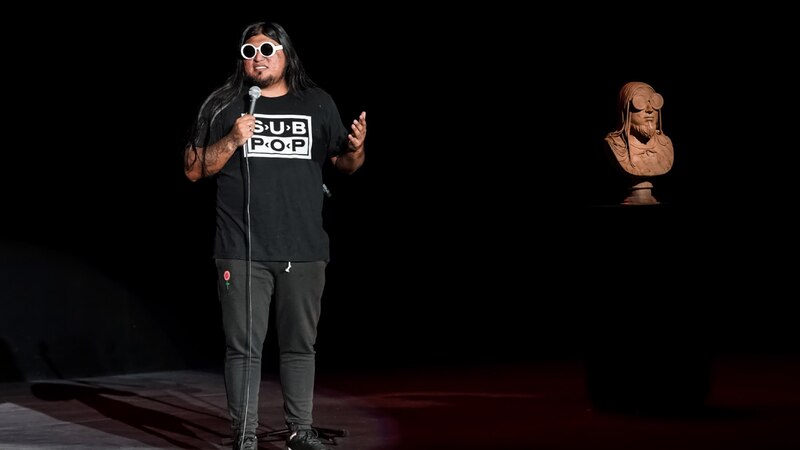 El comediante mexicano, Carlos Ballarta, se presenta en el escenario.