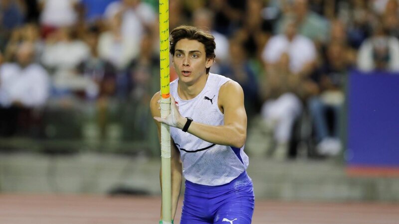 Joven atleta español de salto con pértiga