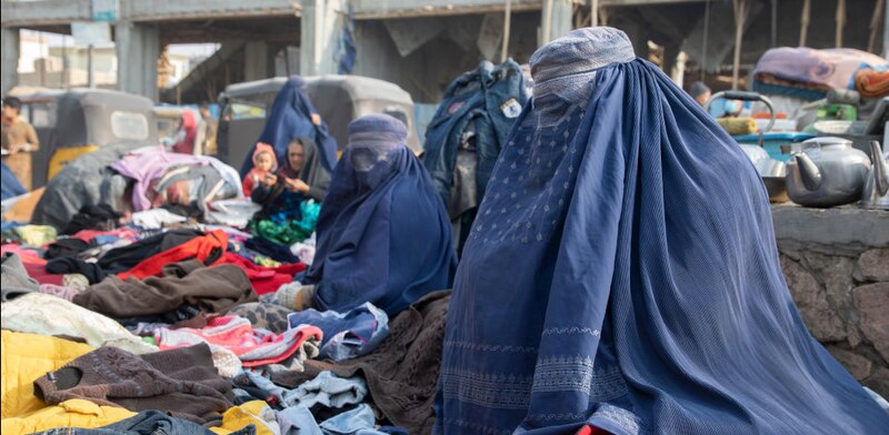 Mujeres afganas venden ropa en un mercado de Kabul