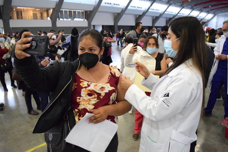 Mujer recibe la vacuna COVID-19