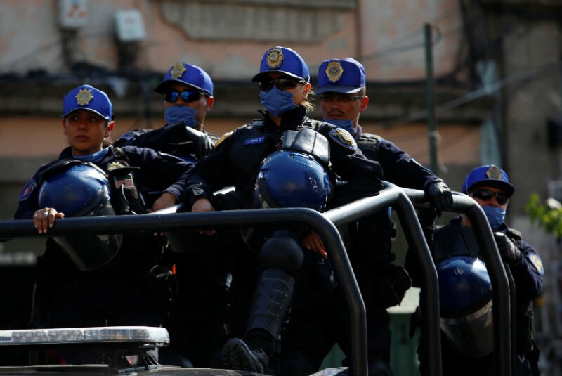 Policías antimotines en México