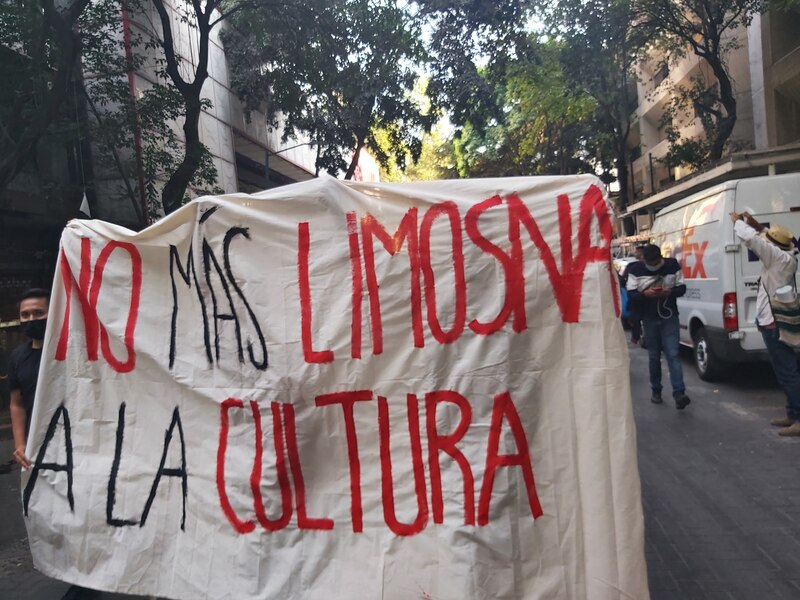 En la imagen se observa una pancarta con la consigna "No más limosna a la cultura" puesta durante una manifestación que exigía más presupuesto al INAH