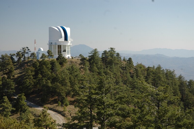 Observatorio astronómico en lo alto de una montaña