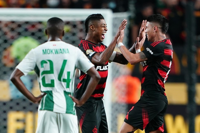 Luiz Araujo celebra su gol con el Flamengo en la victoria contra el Esperance Tunis en el Mundial de Clubes.