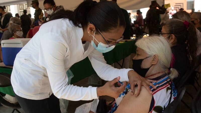Mujer recibe la vacuna contra el COVID-19