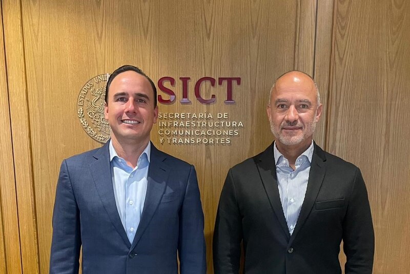 Fotografía del gobernador Manolo Jiménez y el secretario Jesús Esteva durante reunión de trabajo en la Ciudad de México para revisar proyectos de infraestructura en Coahuila