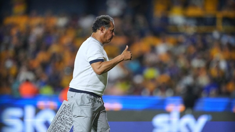 El entrenador Miguel Herrera celebra la victoria de su equipo